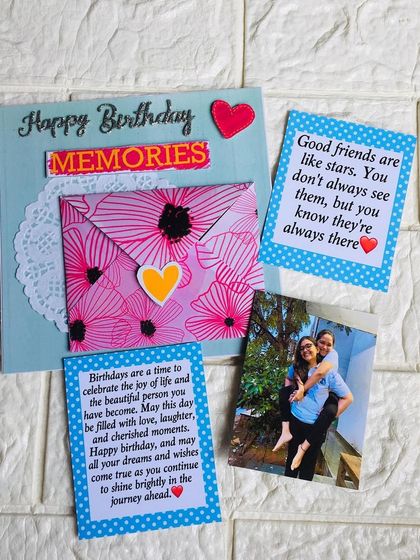 This is a "Mini Happy Mail" set, which includes a decorative envelope holding 5 photos and 2 message cards.