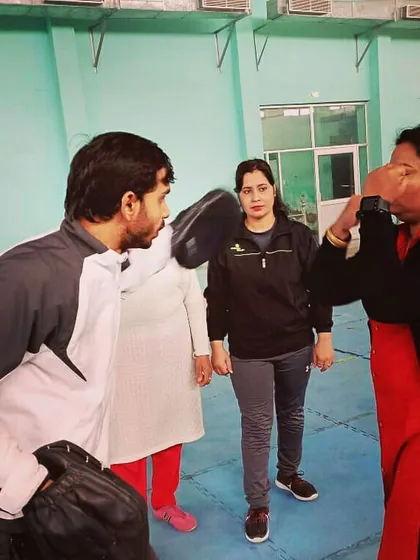 A practical demonstration of how to use focus mitts to practice blocking and striking, essential skills for any woman learning self-defence.