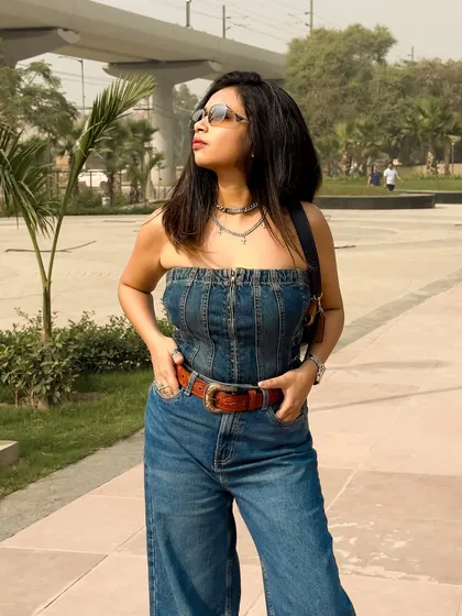 A final shot of the denim look, feeling the Y2K supremacy.