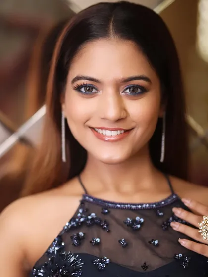 A beautiful smile from the model during our shoot. This look is all about confidence and glamour, with a focus on striking eyes and radiant skin.
