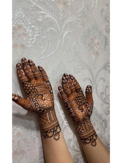 Another angle of the minimal bridal mehendi, showing the beautiful symmetry and the clean, precise lines of the design.