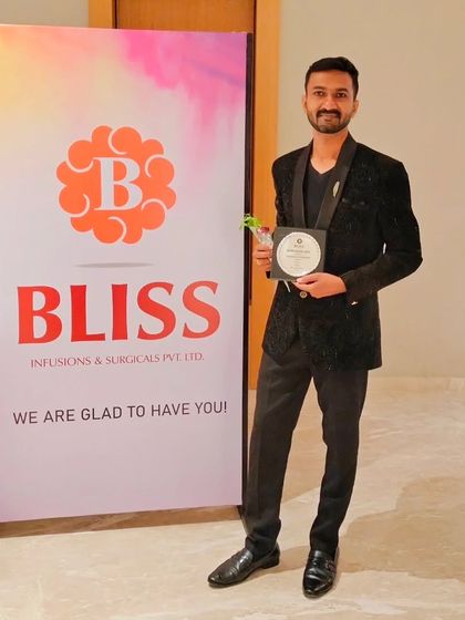 A photo after the show with the award from Bliss. I'm glad I could make their 40-year celebration memorable.