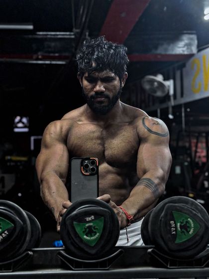 Game on. A mirror selfie showing a full and vascular physique. The work is done, now it's time to shine.