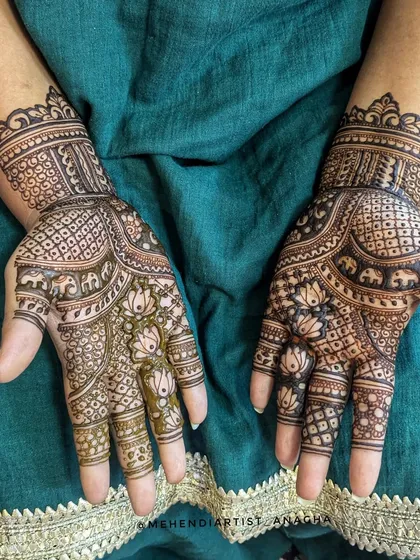 Another shot of the minimal bridal mehendi against a rich green fabric. The design is intricate yet feels light and airy.