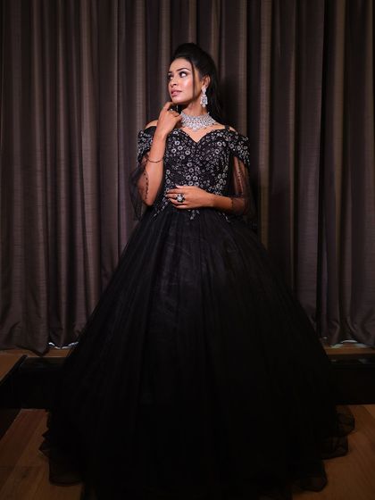 The full silhouette of this black ball gown is truly breathtaking. The voluminous skirt creates a classic princess shape, while the silver embroidery adds a touch of modern glamour.