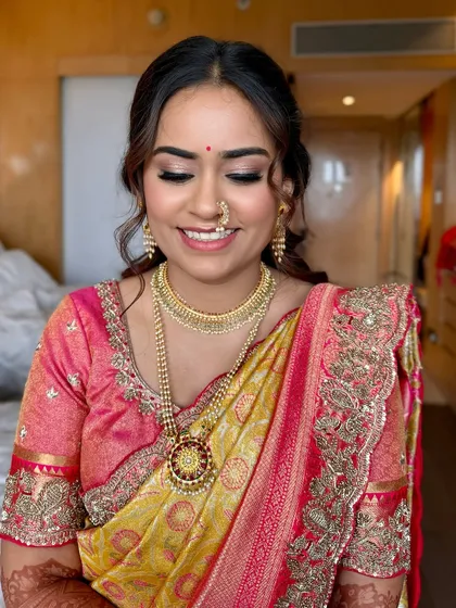 A close-up of this radiant Maharashtrian bride. The soft glam makeup, featuring luminous skin and defined eyes, is paired with a classic nude lip to complete her timeless elegance.