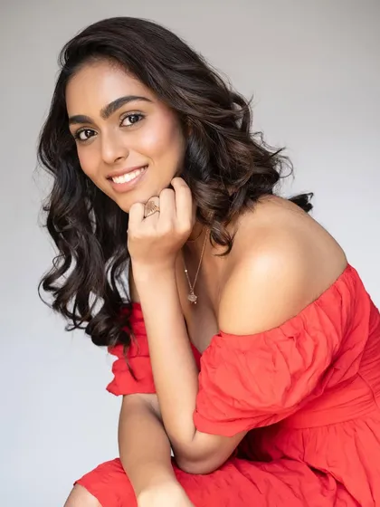 A relaxed and happy pose. The natural looking makeup is perfect for this kind of lifestyle portrait, making the model look effortlessly beautiful.