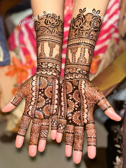 A beautiful Eid design from our collaboration, featuring rose bands and intricate patterns on the palms and fingers.