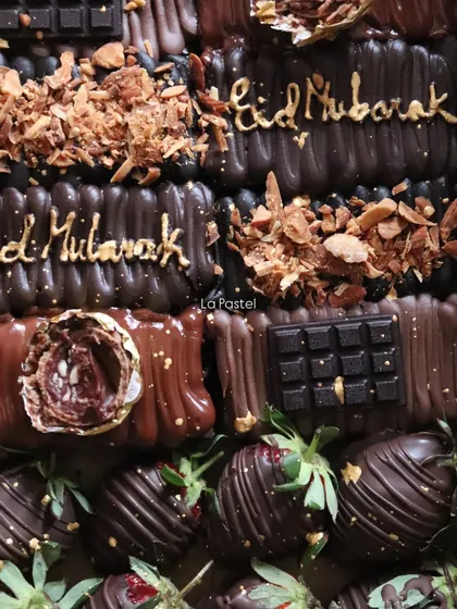 A detailed view of the Eid Mubarak dessert box, showcasing the different chocolate toppings and fresh strawberries.
