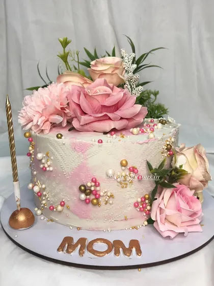 Making birthdays special with my floral cakes. This design features a beautiful arrangement of fresh pink roses on a textured white ganache base, with delicate pearl and gold accents. A perfect cake for Mom.