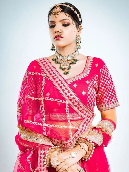 A poised and elegant shot of the Marwari bridal look. The checked blouse pattern and the sheer dupatta create a beautiful contrast.