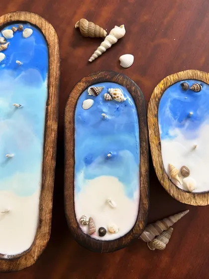 Our exquisite wooden boat-shaped scented candles are perfect for beach lovers. They come in three different sizes and are decorated with real seashells.