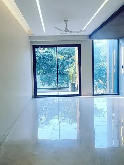 The space is now a clean slate, with polished floors and completed ceiling light strips. This is the final stage before furniture installation, where the architectural quality of the interior truly shines.