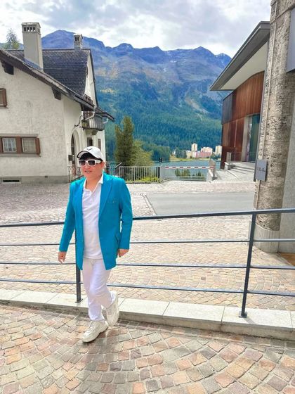 A walking shot in St. Moritz with the Swiss mountains in the background. Nature and fashion come together beautifully here.
