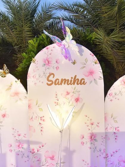 The magic is in the details. This butterfly-themed backdrop features custom floral printed panels and delicate, light-up butterfly props that create a beautiful glow as evening approaches.