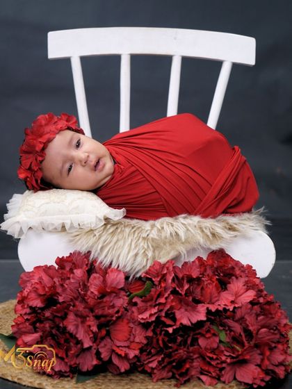 A slightly different pose, with the baby looking off to the side. I always try to capture a range of expressions during a session.