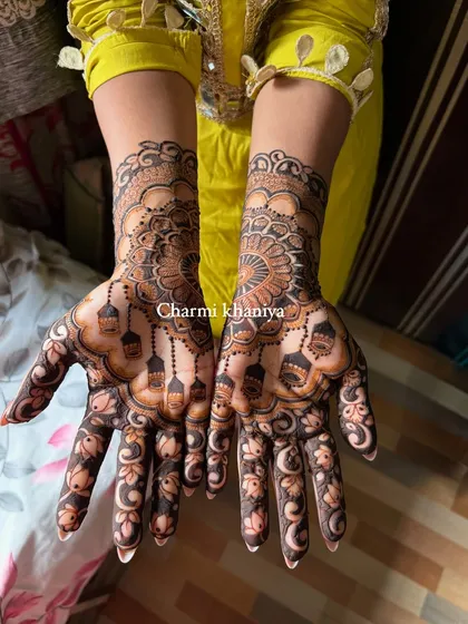 Another angle of this festive mandala design. The details on the fingers, with tiny lotus flowers, complete the look perfectly.
