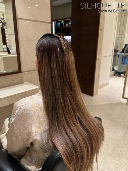 An example of our premium surface highlights. This technique gives a natural, radiant look, with sun-kissed strands that enhance the overall style.