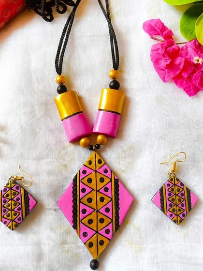 A pretty pink and gold version of the geometric diamond-pendant necklace. It's lightweight, stylish, and perfect for everyday wear.