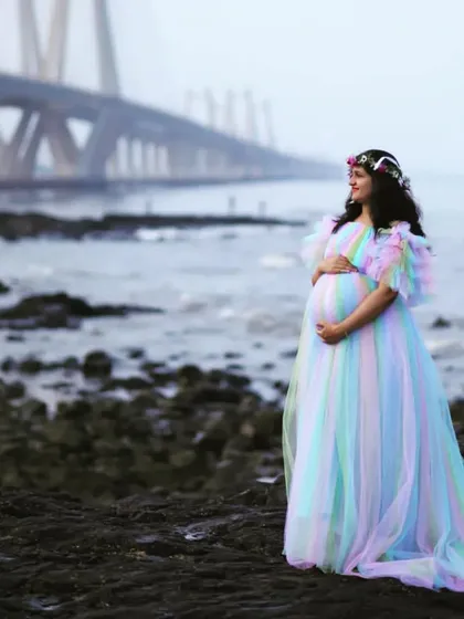 For a truly magical maternity shoot, my Unicorn Gown is a favorite. The soft pastel rainbow tulle creates a dreamy, ethereal look, seen here against the iconic Mumbai sea link. It’s a beautiful way to celebrate your pregnancy.