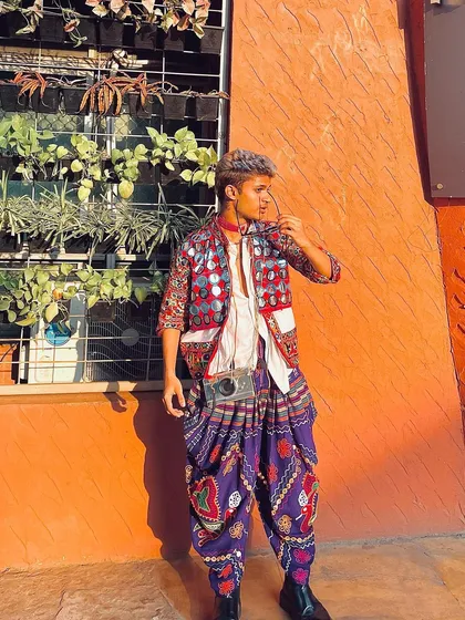 This look is all about attitude. The combination of the traditional outfit with modern sunglasses creates a cool, contemporary vibe.