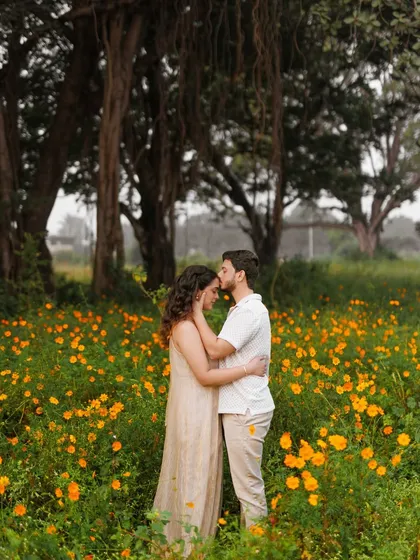 A tender moment in a field of flowers. For this outdoor pre-wedding shoot, I styled the couple in simple, neutral-toned outfits to keep the focus on their connection, with the natural landscape providing a beautiful, soft backdrop.