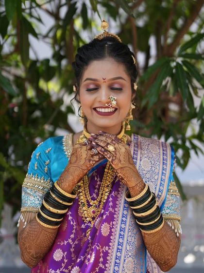 Unique caption for media id 146 describing the specific jewellery and look.