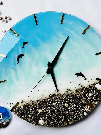 An ocean-themed clock with a matching fridge magnet, a perfect set for any beach lover.