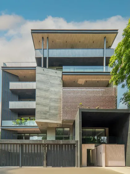 This front shot showcases the crisp, clean lines and precise geometrical alignments that define this modern facade. The interplay of volumes and earthy tones brings out an elegant simplicity.