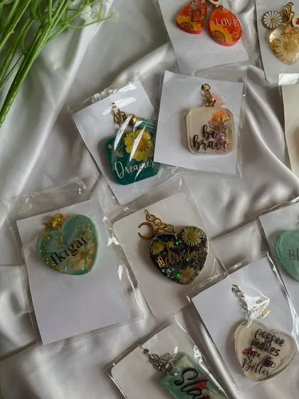 "Dreamer," "Be Brave," and "Ikigai." Find your inspiration with these one-of-a-kind keychains.