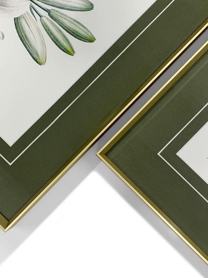 A close-up view of the perfectly mitered corners on our gold Osaka metal frame, paired with a vibrant green mat. This combination adds a touch of luxury to the floral artwork.