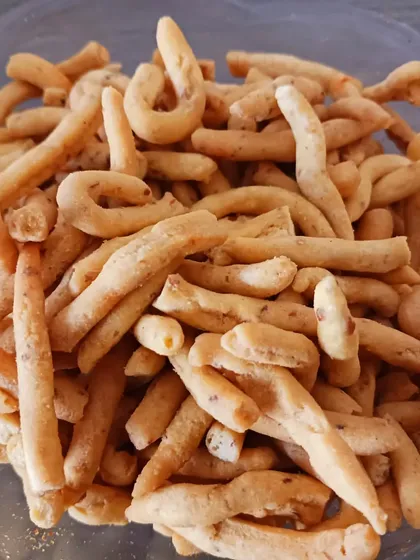 These twisted, savoury sticks are part of my roasted snack collection. They are seasoned with traditional spices and roasted to achieve the perfect crunch.