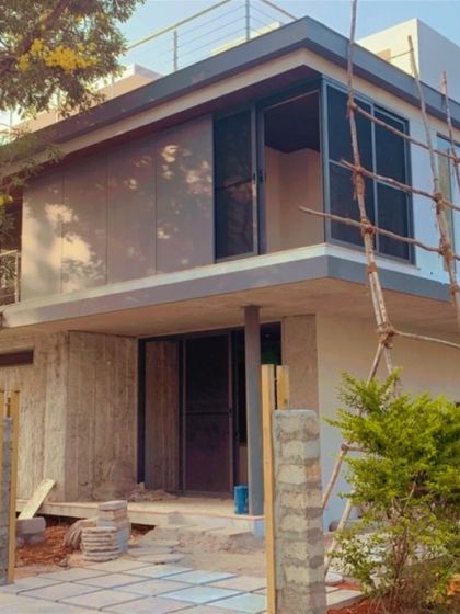 A view of "Casa Magnifera" during construction. This shows the fundamental structure before the finishing touches, revealing the clean lines and strong form of the architecture.