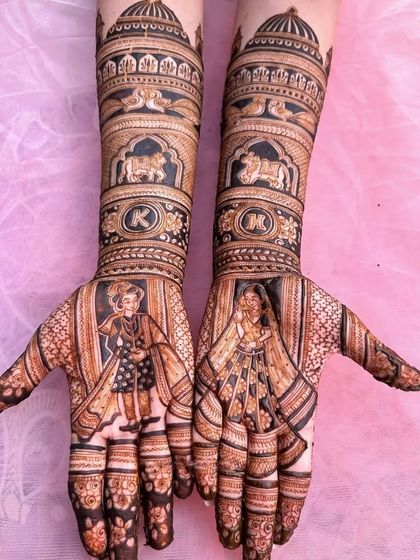 A regal design with portraits of a royal couple on the palms, and motifs of cows in a jharokha on the arms, personalized with the initial 'K'.