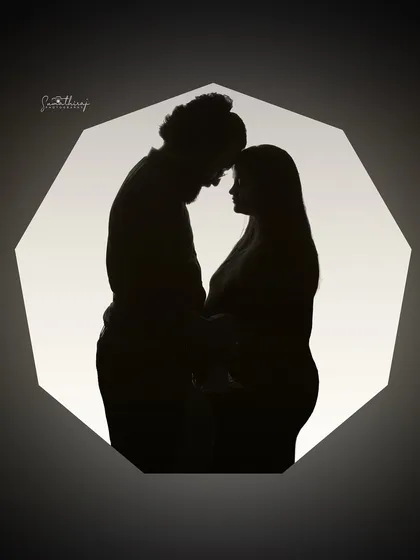 A powerful silhouette of a couple against a geometric shape of light. This modern and artistic approach to backlighting creates a unique and memorable portrait.