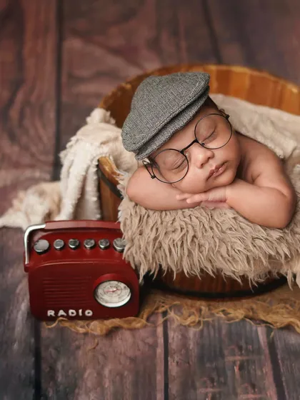 A tiny old soul, complete with a newsboy cap, round glasses, and a vintage radio. This theme is full of character and charm.