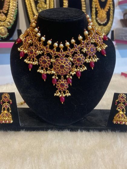 A floral-design choker set made with deep red stones. This unique piece is perfect for someone looking for a non-traditional yet ethnic look.