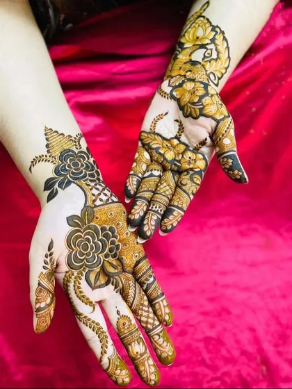 A bold Arabic floral design that flows diagonally across the hands. The use of thick and thin lines creates a beautiful contrast, making the flowers pop.
