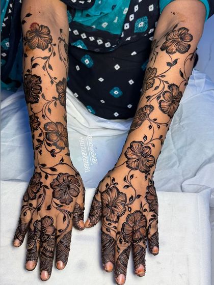 A delicate and beautiful hibiscus vine design. This is a lighter, more minimalist style that is perfect for any occasion.