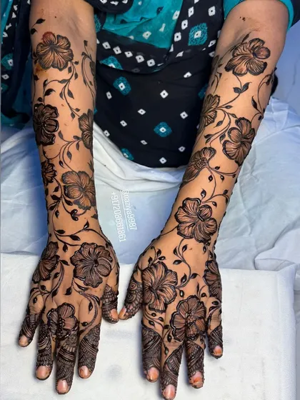 A delicate and beautiful hibiscus vine design. This is a lighter, more minimalist style that is perfect for any occasion.