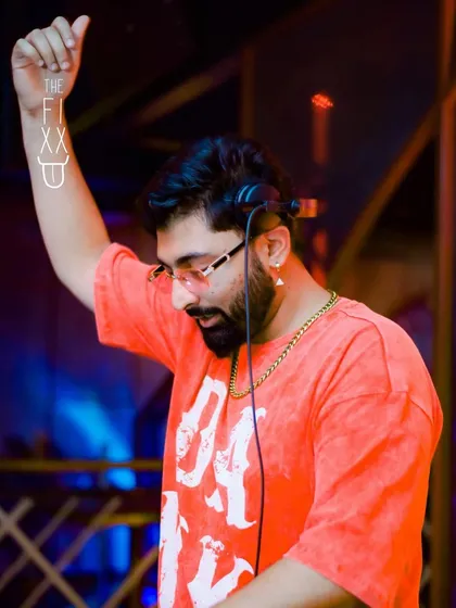 Hand up, feeling the beat. A moment from my energetic set at The Fixx Bar.