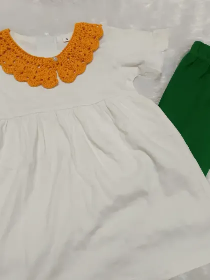 Here is the full outfit I put together for my daughter, with the saffron collar, a white dress, and green leggings. It’s a simple way to create a themed look.