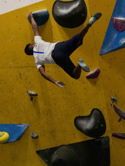 This is the feeling of flying. A perfectly executed dyno during one of our special sessions, capturing the power and excitement of advanced bouldering. We set up these dynamic challenges to help you push your limits.