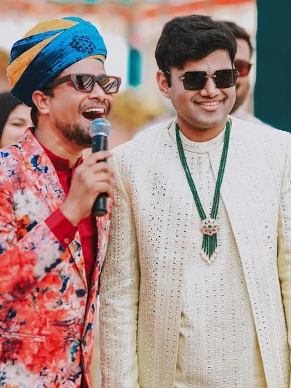 Live entertainment is key to a great event. Here, the anchor engages with the groom at the spice-themed Mehendi, creating a fun and interactive atmosphere.