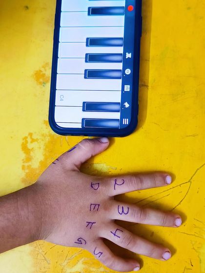 Our creative method for a child's first piano lesson. We write the notes right on their fingers to help them connect with the keyboard keys.