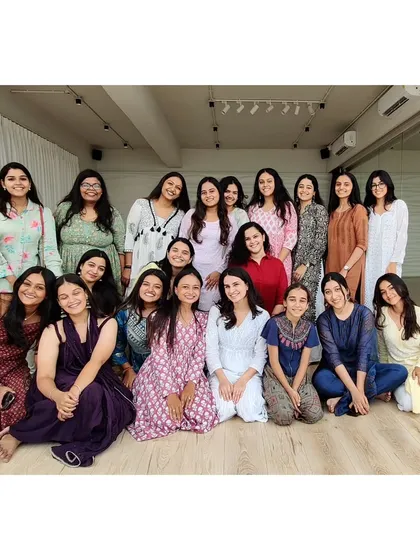 A lovely group photo with the 'Tere Bina' workshop attendees. It's a wonderful memory of a Sunday spent dancing and connecting with these amazing women.