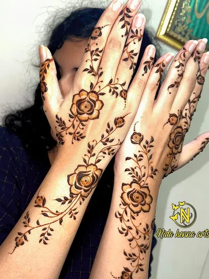 A lovely pose from my client Khushi, showing off her simple and elegant rose vine mehandi. It’s a design that looks beautiful from every angle.