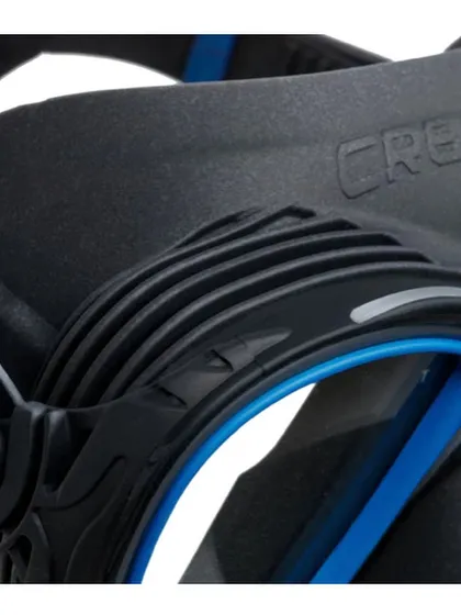 The side profile of the Cressi Quantum mask highlights the innovative ribbed design around the nose. This feature helps to reduce pressure and makes equalizing easier.