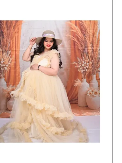 Another angle of this gorgeous Boho-chic look. The tiered tulle gown adds wonderful texture and volume, and the hat provides a stylish accessory for a memorable maternity portrait.