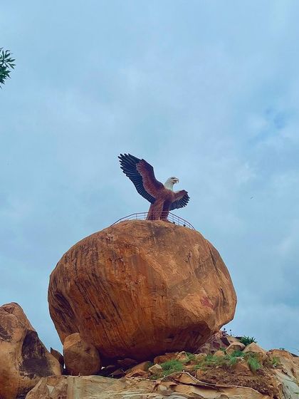 The impressive eagle sculpture at Jatayu Rock, Lepakshi.